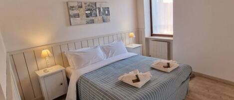 1 habitación, tabla de planchar con plancha, wifi y ropa de cama