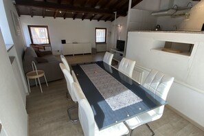 Living area - Welcome to this charming apartment located in the historic center of Verona, just a stone's throw away from the beautiful Piazza delle Erbe. From here, you can easily immerse yourself in the vibrant atmosphere of the city, exploring shops, restaurants, a (Verona)