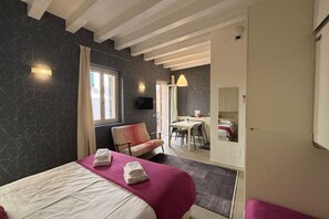1 dormitori, planxa i posts de planxar i roba de llit