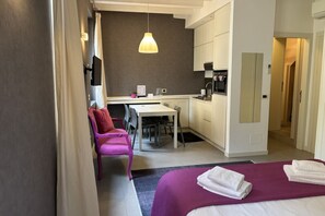 Een strijkplank/strijkijzer, wifi, beddengoed