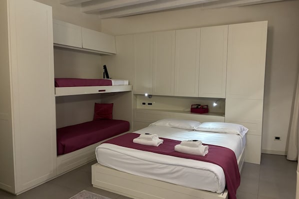 Iron/ironing board, WiFi, bed sheets