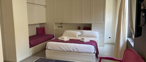 Tabla de planchar con plancha, wifi, ropa de cama