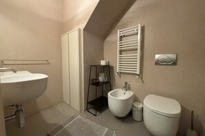 Een douche, een haardroger, een bidet