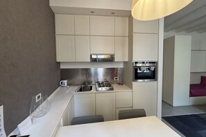 Fridge, oven, stovetop, dishwasher