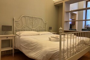 1 slaapkamer, een strijkplank/strijkijzer, wifi, beddengoed