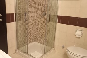 Bruser, hårtørrer, bidet, håndklæder