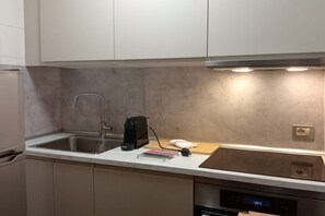 Frigorifero, forno, piano cottura, lavastoviglie