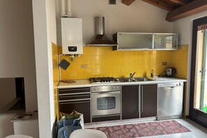 Een koelkast, een oven, een kookplaat, een vaatwasser