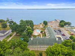 Ein Resort mit Schwimmbad, Parkplatz und Seeblick.