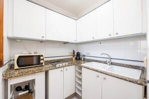 Kühlschrank, Mikrowelle, Herdplatte, Wasserkocher mit Kaffee-/Teezubehör