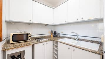 Refrigerador, microondas, placa de cocina, cafetera/tetera