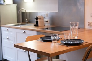 Fridge, microwave, oven, coffee/tea maker