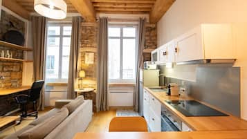 Kühlschrank, Mikrowelle, Ofen, Wasserkocher mit Kaffee-/Teezubehör