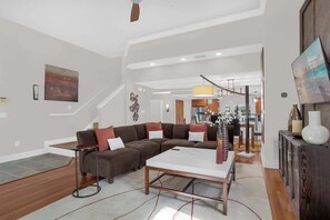 TV, offices - Enchanted Garden Townhouses 1 Mile to Disney World (Orlando)