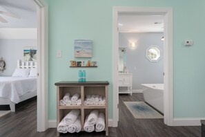 4 Schlafzimmer, Zimmersafe, Schreibtisch, Bügeleisen/Bügelbrett