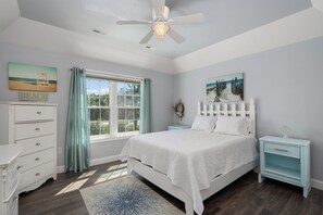 4 sovrum, värdeförvaringsskåp på rummet och skrivbord