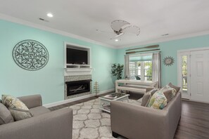 Smart-tv, eldstad, bordsfotboll och printers