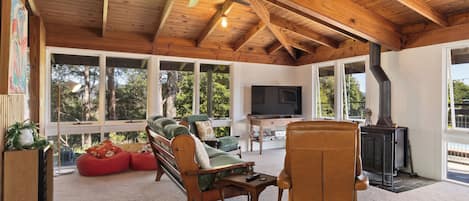 Smart-TV, Kamin, Arbeitsbereiche