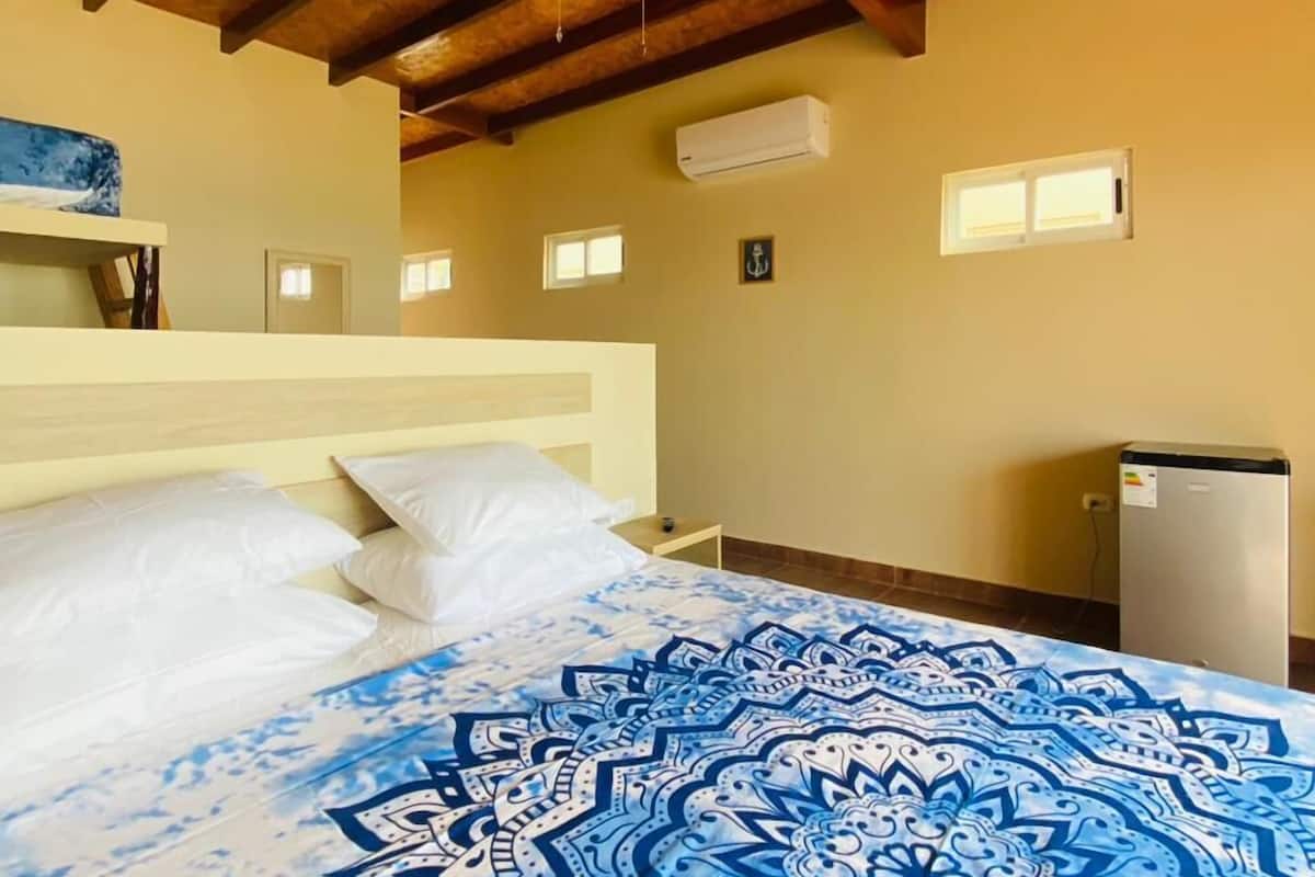 1 habitación, caja de seguridad en la habitación y escritorio 