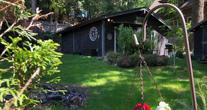 Snug Cove-Bowen Island-steps from ferry, shops, restaurants, galleries & beaches