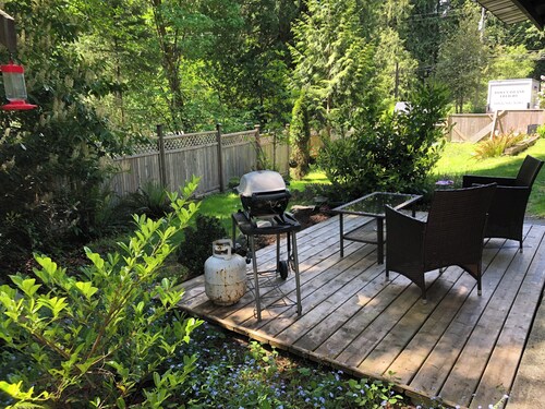 Snug Cove-Bowen Island-Super Comfy Cottage steps from ferry, shops, restaurants.