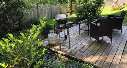 Snug Cove-Bowen Island-Super Comfy Cottage steps from ferry, shops, restaurants.