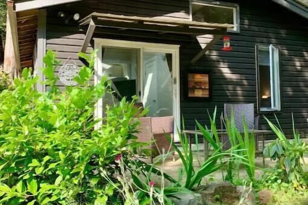 Private Guest House in the forest 7 minute walk to ferry and Snug Cove!