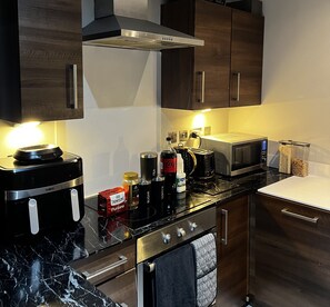 Private kitchen - Stunning City Centre Ensuite Private Room in a Shared Apartment (Belfast)