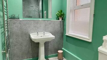 Rumah | Kamar mandi | Kombinasi shower/bathtub, bathtub besar, pengering rambut, dan handuk
