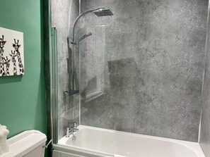 Casa | Baño | Tina con regadera, tina profunda, secadora de cabello, toallas 