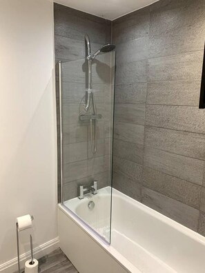 Apartment | Bathroom | Combined shower/tub, deep soaking tub, hair dryer, towels - Remarkable New 2-bed Apartment in Preston (Preston)