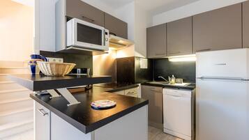 Kühlschrank, Mikrowelle, Herdplatte, Geschirrspüler