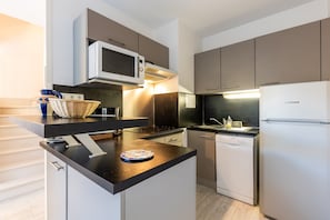Fridge, microwave, stovetop, dishwasher