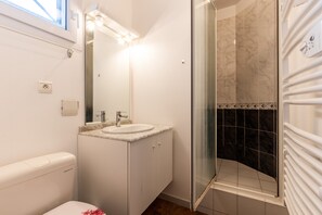A bathroom with a toilet, sink, mirror, and shower. - Apartment 'Cap-ferret Phare Ref 130' with Private Terrace (Lège-Cap-Ferret)