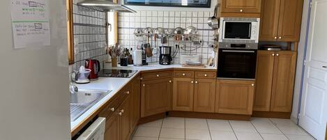Een koelkast, een magnetron, een oven, een vaatwasser