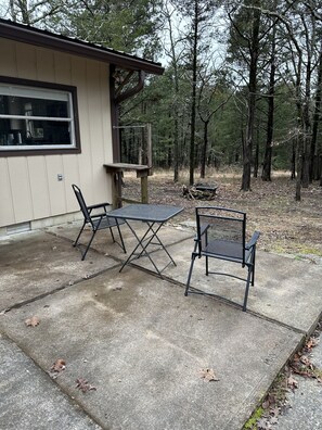 Outdoor dining - Cabin Rental - Lake Norfork - Mountain Home, Arkansas - 3 minute walk to lake! (Elizabeth)