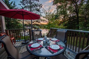 Outdoor dining - Birchwood in Bala - Stroll to Town from Your Lake Muskoka Retreat! (Bala)
