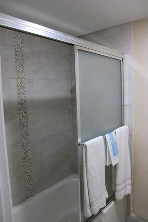 Combined shower/tub, towels