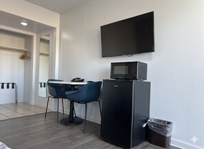 Habitación estándar, 1 cama King size, para no fumadores, refrigerador y microondas | Ropa de cama 