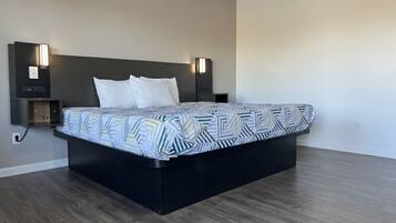 Standard Room, 1 King Bed, Non Smoking, Refrigerator & Microwave | Bed sheets