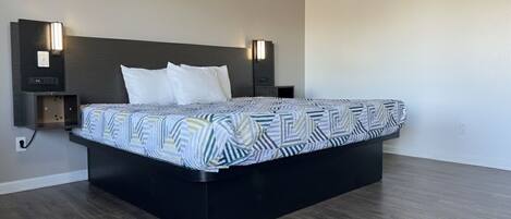 Standard Room, 1 King Bed, Non Smoking, Refrigerator & Microwave | Bed sheets