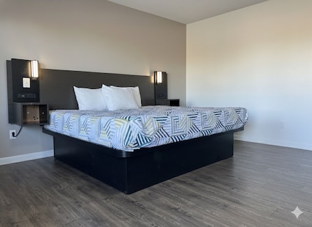 Standard Room, 1 King Bed, Non Smoking, Refrigerator & Microwave | Bed sheets