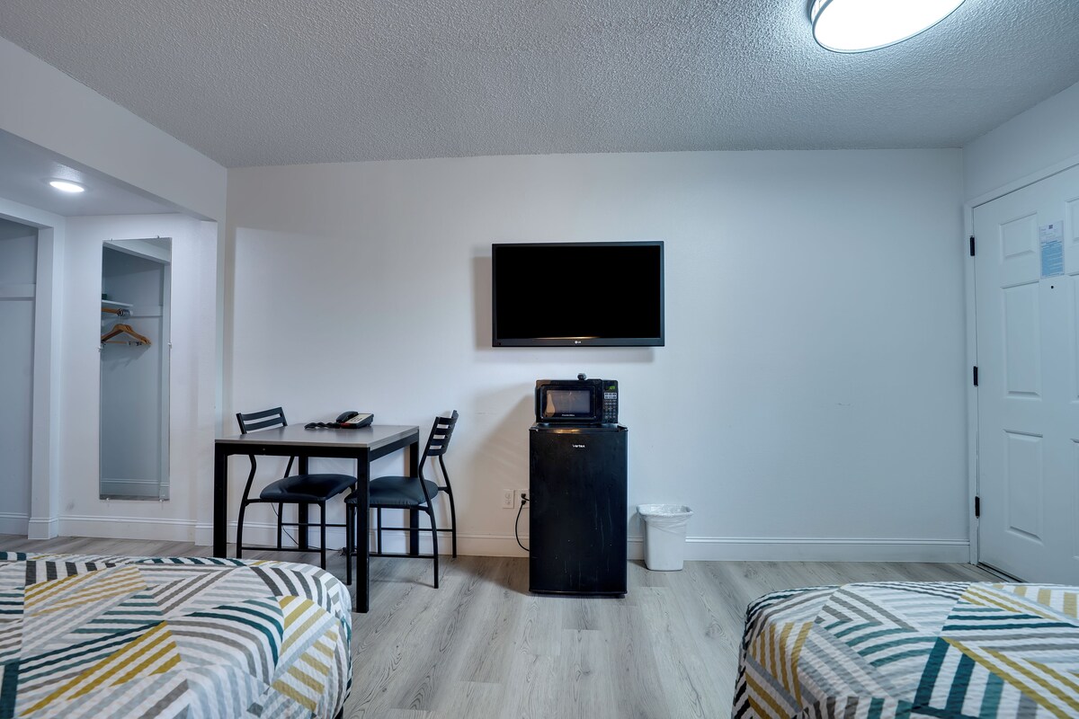 Habitación estándar, 2 camas Queen size, para no fumadores, refrigerador y microondas | Ropa de cama