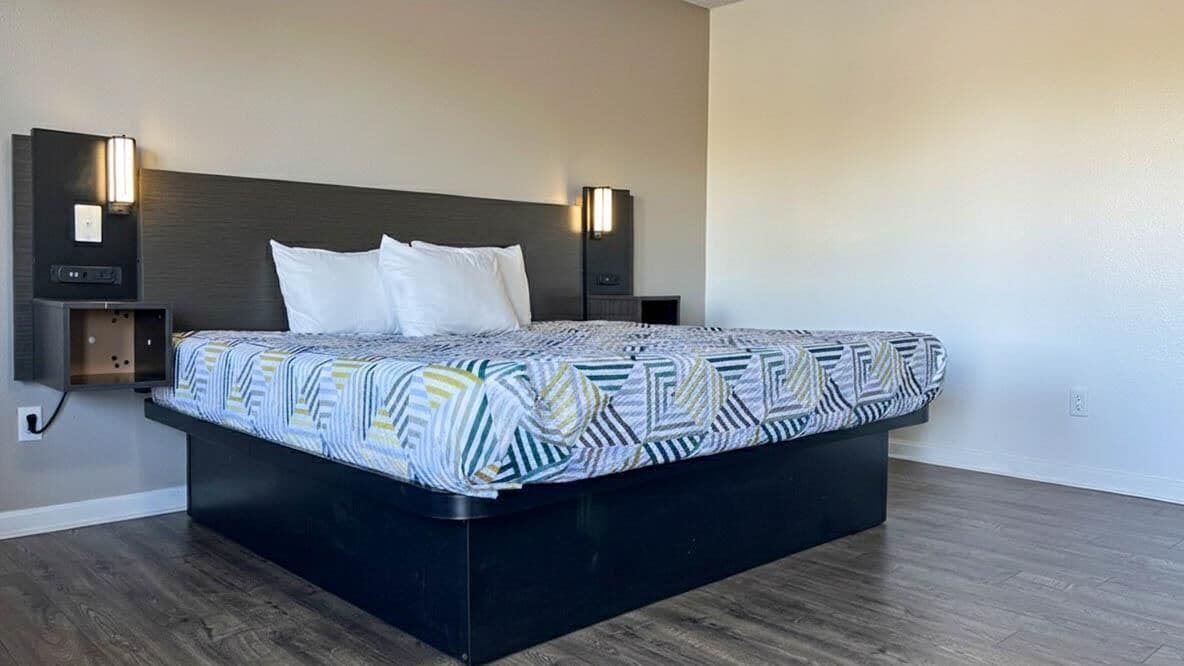 Standard Room, 1 King Bed, Non Smoking, Refrigerator & Microwave | Bed sheets