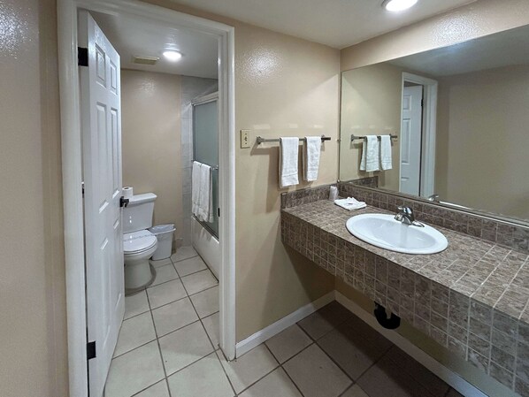 Combined shower/tub, towels