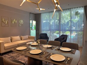 La Green 3 Bedrooms Suite Pool View | Vardagsrum | 55-tums smart-tv med satellitkanaler