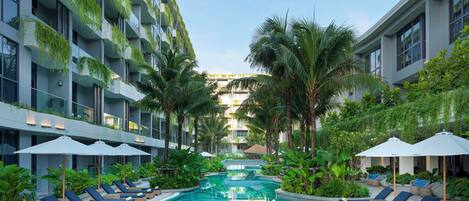 Hồ bơi ngoài trời, dù/ô trên bãi biển/hồ bơi, ghế dài tắm nắng