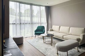 Värdeförvaringsskåp på rummet och mörkläggningsgardiner