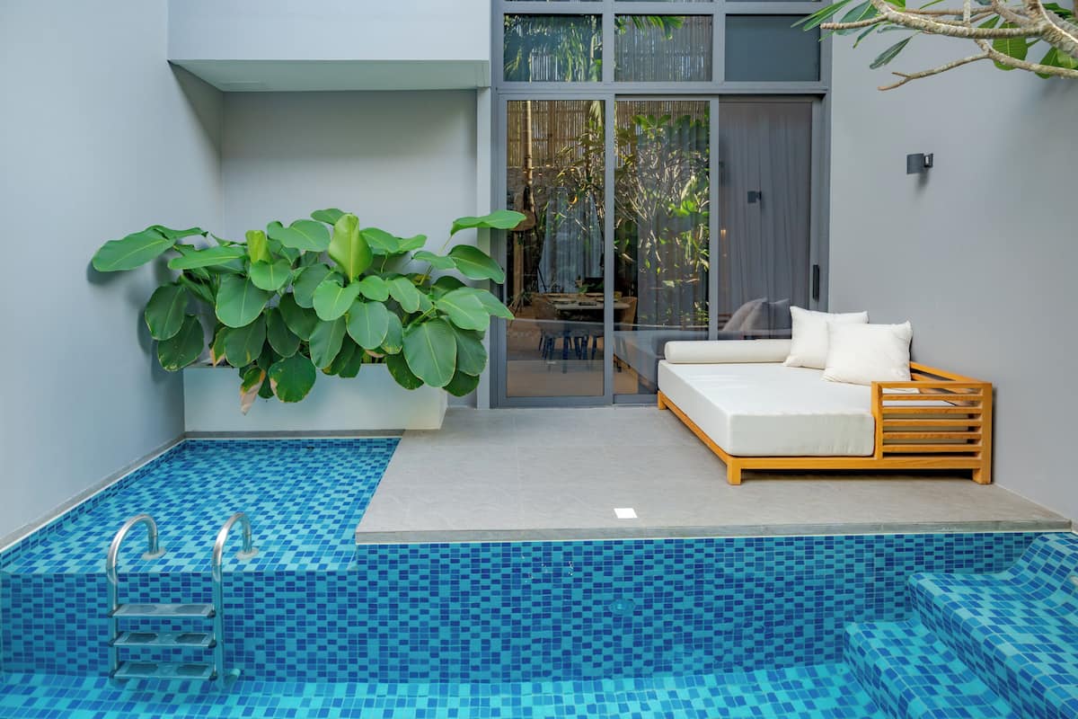 La Green Duplex Suite - 2 Bedroom Pool Access | Una cassaforte in camera, tende oscuranti, ferro/asse da stiro, lenzuola