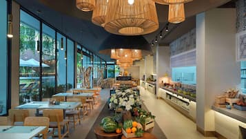 Desayuno buffet (THB 450 por persona)